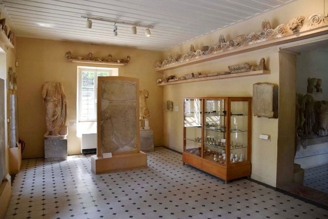 Epidavros - Museum entrance lobby